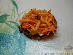 Печеночный мини-тортик: Положить тонкую морковно-луковую прослойку.