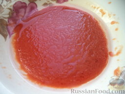 Жареная скумбрия в томатном кляре: В миску выложить томатную пасту, добавить растительное масло и воду. Хорошо взбить вилкой.