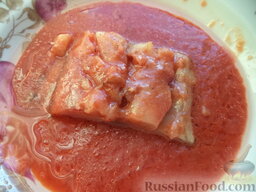 Жареная скумбрия в томатном кляре: Каждый кусочек обмакнуть в кляр с двух сторон.