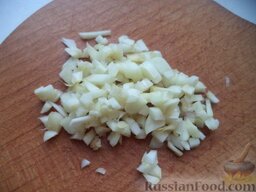 Деревенская паста с картофелем: Лук очистить, вымыть, нарезать мелко. Бекон нарезать мелкими кубиками.