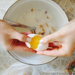 Пирог "Бабушкин секрет": Далее вбить яйцо и перемешать.