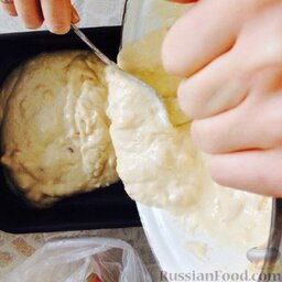 Пирог "Бабушкин секрет": В смазанную форму выложить тесто и отправить в духовку на 180 градусов на 35-40 минут.    Приятного чаепития!