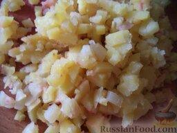 Салат "Русский": Картофель сварить, остудить, очистить, нарезать кубиками.