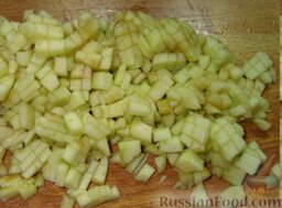 Салат "Русский": Яблоко очистить, нарезать кубиками.