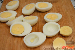 Яйца, фаршированные печенью трески: Отделить яичные белки от желтков.