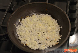 Яйца, фаршированные печенью трески: Обжарить лук на растительном масле.