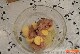 Яйца, фаршированные печенью трески: Соединить желтки, печень трески и лук.