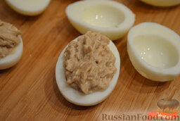 Яйца, фаршированные печенью трески: Выложить начинку в кулинарный мешок. Наполнить яичные белки начинкой.