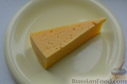 Салат "Обезьянка" (с крабовым мясом и сыром): Для этого салата потребуется твёрдый сыр. У меня «Российский». Можно взять любой твёрдый сыр, но не заменяйте его плавлеными сырками. Это повлияет на вкус салата.