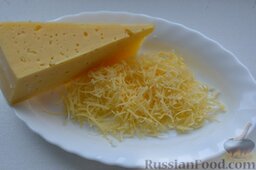 Салат "Обезьянка" (с крабовым мясом и сыром): Натираю сыр на мелкой тёрке. Небольшую часть натёртого сыра сразу откладываю в отдельную тарелку. Эта часть сыра пойдёт на украшение салата.