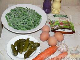 Изысканный салат со стручковой фасолью: Подготовить продукты. Яйца необходимо отварить вкрутую. Фасоль тоже надо отварить в подсоленной воде в течении 5 минут.