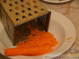 Изысканный салат со стручковой фасолью: Морковь натереть на крупной терке и обжарить 5 минут на растительном масле.