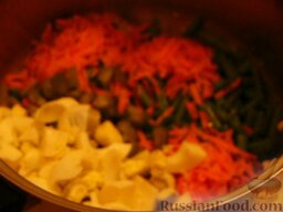 Изысканный салат со стручковой фасолью: Заправить салат соусом и перемешать. Переложить готовый салат в салатник и украсить по вкусу.