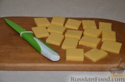 Канапе "Ассорти": Сыр порезать прямоугольными пластинами такого же размера, как и кусочки хлеба.