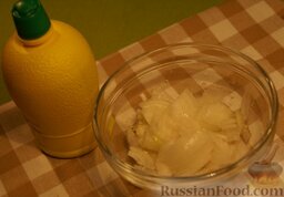 Салат "Дед Мороз": Начинайте с маринования лука. Мелко его порежьте, добавьте щепотку соли и сахара, 1 чайную ложку сока лимона. Перемешайте и оставьте на 5 минут.