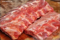 Свиные ребрышки, запеченные в духовке: Подготовить мясо.