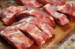 Свиные ребрышки, запеченные в духовке: Нарезать ребрышки.