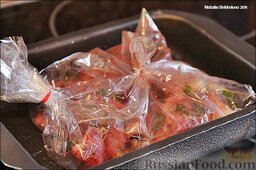 Свиные ребрышки, запеченные в духовке: Завязываем пакет и погружаем в духовку на 50 минут при температуре 180 градусов.