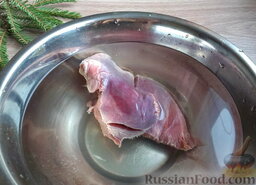 Салат "Сырное сердце" в виде рождественского венка: Сердце вымыть, закинуть в кастрюльку и поставить на плиту.