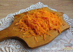 Салат "Сырное сердце" в виде рождественского венка: С моркови снять верхний слой, измельчить морковь на тёрке со средними отверстиями.