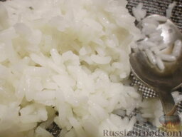 Детский салатик "Дедушка Мороз": Первое, с чего начнем наш салат, так это с того, что ставим на плиту миску с рисом. Варим рис до готовности.