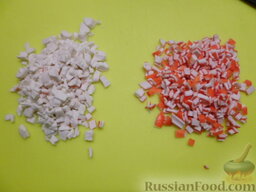 Детский салатик "Дедушка Мороз": Крабовые палочки разрезаем пополам. Отделяем белую мякоть от внешней красной оболочки. Все мелко рубим.