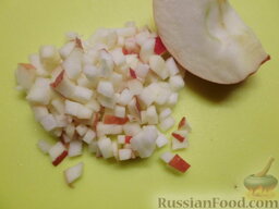 Детский салатик "Дедушка Мороз": Предварительно мытое яблоко разрезаем на 4 части, каждую из долек нарезаем соломкой, после - квадратиками.