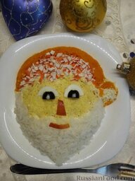 Детский салатик "Дедушка Мороз": Глазки я оформила с помощью 1 кружочка яичного белка, разделенного пополам, и 1 маслины. Сверху шапки добавила немного вареной моркови. Нос и губы  - из яблочной кожуры.   Все, салат готов.  Приятного аппетита!