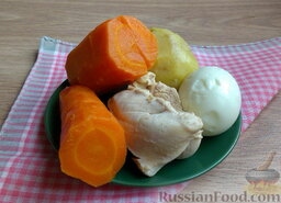 Салат Оливье в виде новогодней игрушки: Сварить все составляющие салата. Яйцо, морковь и картофель очистить от верхнего слоя, дать полностью остыть.