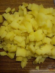 Салат "Ёлочная игрушка": Вареный картофель очищаем от кожуры, нарезаем квадратиками.