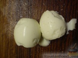 Салат "Ёлочная игрушка": Отделяем белки от желтков вареных яиц.