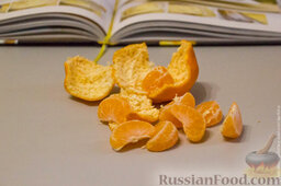 Рождественский кекс с мандаринами: Почистите мандарины, разберите на дольки и оставьте на час, чтобы пленка на дольках подсохла.   Сухофрукты замочите в кипятке на 30-40 минут.