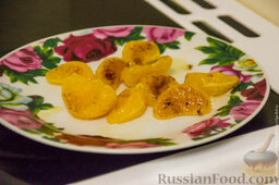 Рождественский кекс с мандаринами: Горячие дольки достаньте на тарелку, чтобы они остыли.