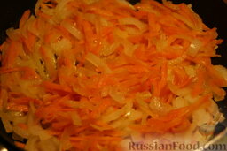 Новогодние елочки из печеночного паштета: Лук и морковь измельчите, поджарьте на масле до мягкости.