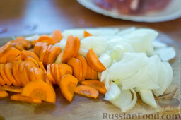 Жаркое по-домашнему (в мультиварке): Режем лук и морковь.