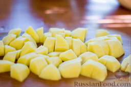 Жаркое по-домашнему (в мультиварке): Нарезаем кубиками картофель.