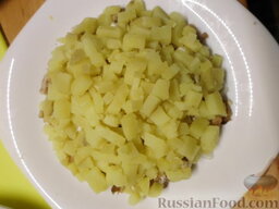 Салат "Мужской каприз": Поверх выкладываем картофель.