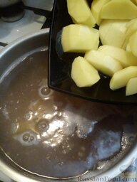 Гречневый суп с фрикадельками: Добавляем картофель в полуготовую гречку. Солим.