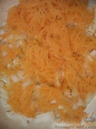 Гречневый суп с фрикадельками: В разогретую сковородку наливаем 2 ст. л. подсолнечного масла, обжариваем в нем лук с морковью, до золотистого цвета.