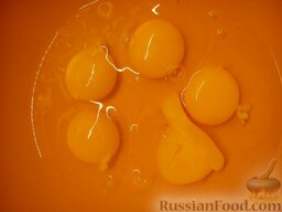 Шарлотка с корицей и изюмом (в мультиварке): Разбиваем яйца в миску.
