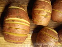 Картошка "Веер": Хорошо моем картофель, вытираем бумажным полотенцем каждую картофелину. Ножом делаем надрезы, не до конца, а оставляя приблизительно 0,5 см, шириной по 0,2 мм.