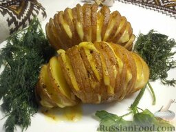Картошка "Веер": Подавать запеченную картошку с сыром горячей.  Приятного аппетита!