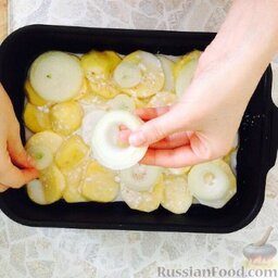 Запеканка из картофеля и фарша: Далее выложить лук.