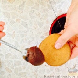 Печенье с шоколадной глазурью: Покрыть печенюшки глазурью и посыпать украшениями.  Ароматная атмосфера уюта готова!  Приятного чаепития!