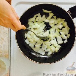 Рис с мясом в духовке: На разогретую сковороду выложить лук, готовить до прозоачности.