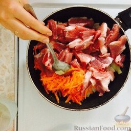 Рис с мясом в духовке: Добавить мясо и морковь.