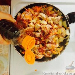 Рис с мясом в духовке: Добавить соевый соус, карри, соль и приправы по вкусу. Убавить огонь и тушить до готовности.