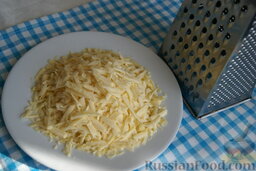 Сырный салат с сухариками: Сыр лучше потереть на крупной тёрке, но можно также порезать маленькими кубиками.