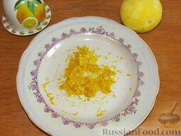 Лимонно-апельсиновые конфеты с орехами и медом: Апельсин хорошо вымойте, обдайте кипятком. Затем протрите насухо и кожуру потрите на терке. Сильно не усердствуйте, вам нужна только цедра - желтая часть кожуры. Трите до белого слоя - если перестараетесь, конфеты будут горчить.