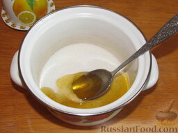 Лимонно-апельсиновые конфеты с орехами и медом: Смешайте в небольшой кастрюле сахар и мед. Поставьте на небольшой огонь.
